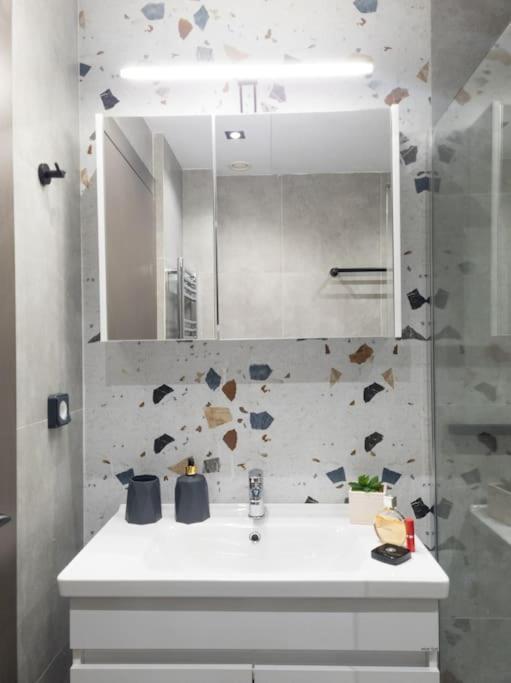 Dahlia - 5 Min Drive To Port Apartment