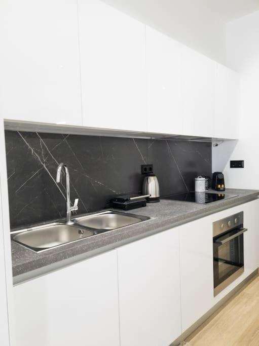 Dahlia - 5 Min Drive To Port Apartment *