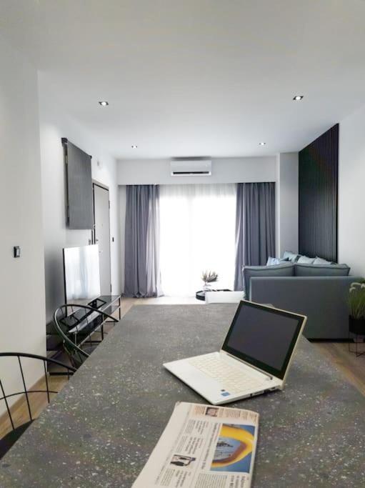 Dahlia - 5 Min Drive To Port Apartment *